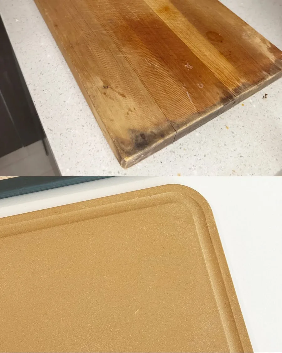 물을 먹어 가장자리가 검게 변한 원목 도마와 1년 쓴 NRW 도마를 나란히 놓은 사진